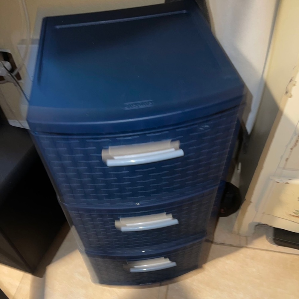 Storage box new never used it - Picture 2 of 2